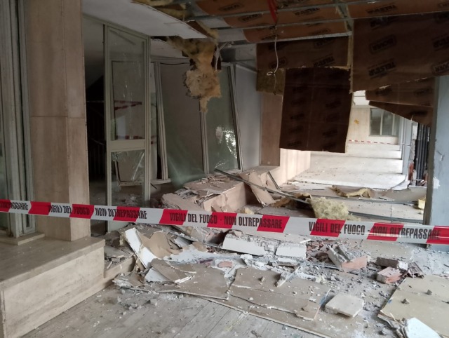Bomba in viale Nervi, a fuoco anche due auto