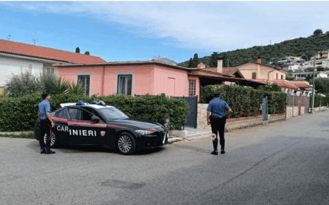 Ruba in un magazzino e aggredisce un uomo, arrestato