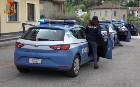 Controlli straordinari della polizia in piazza Labriola