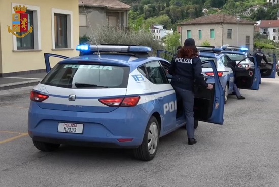 Controlli straordinari della polizia in piazza Labriola