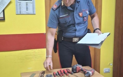 Fugge all’alt dei Carabinieri: denunciato per resistenza, possesso di arnesi da scasso e porto abusivo di armi