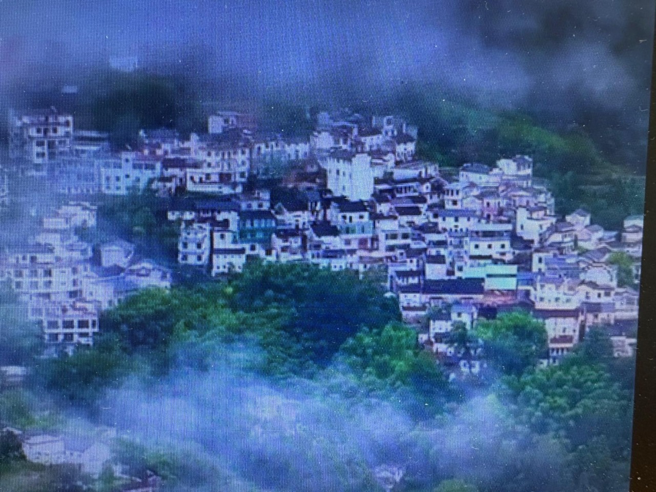 Cina: contea di Shexian avvolta dalla nebbia dopo la pioggia autunnale