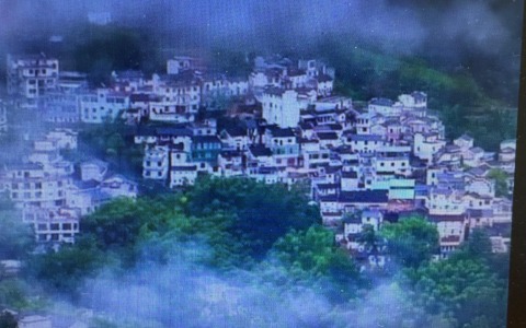 Cina: contea di Shexian avvolta dalla nebbia dopo la pioggia autunnale