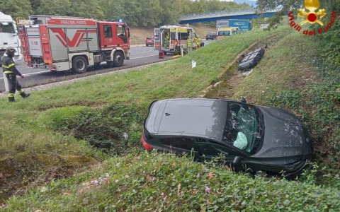 Paura in A1: auto si ribalta, grave uno dei feriti