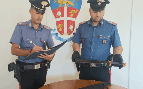 Girava con un machete in auto, denunciato un giovane di Fondi