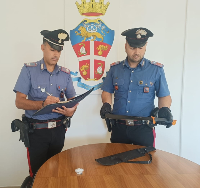 Girava con un machete in auto, denunciato un giovane di Fondi