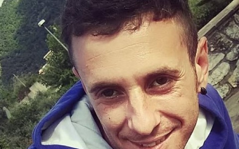 Si schianta con l’auto a pochi passi da casa e muore