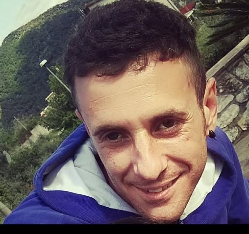 Si schianta con l’auto a pochi passi da casa e muore