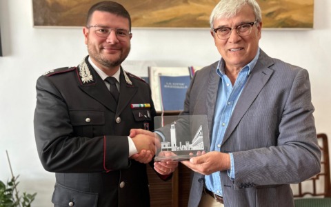 Il sindaco saluta il Maggiore dei Carabinieri Paolo Perrone