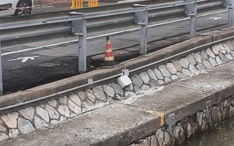 Via Lungolinea Pio VI, cede argine del canale. Residenti preoccupati