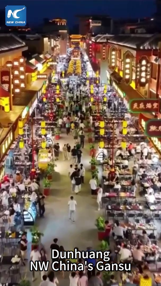 Cina: festa per gli occhi e lo stomaco al mercato notturno di Dunhuang nel Gansu