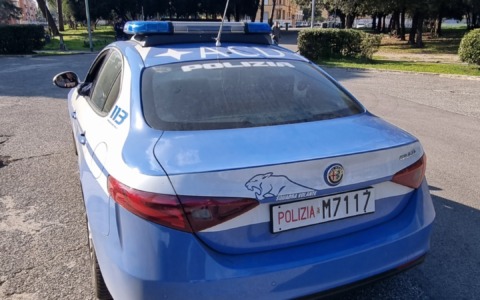 Molestie in centro con coltello e bastone, arrestato per violenza sessuale