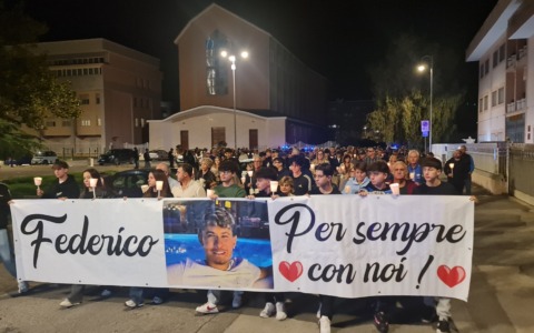 La fiaccolata per ricordare Federico Salvagni. L’INTERVISTA