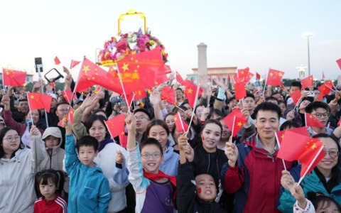 Cina: a Pechino cerimonia alzabandiera per 76mo anniversario della fondazione della Repubblica popolare cinese (2)