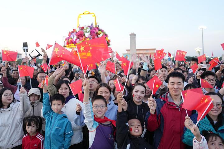 Cina: a Pechino cerimonia alzabandiera per 76mo anniversario della fondazione della Repubblica popolare cinese (2)