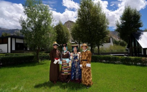 Cina: stilista di costumi tibetani a Lhasa nello Xizang