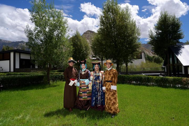 Cina: stilista di costumi tibetani a Lhasa nello Xizang