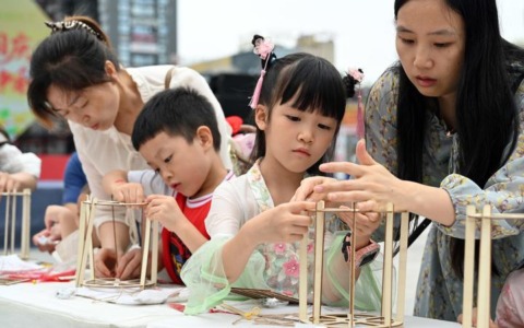 Cina: popolazione celebra Festa di metà autunno (1)