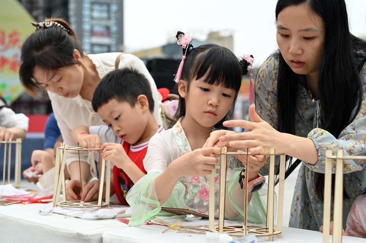 Cina: popolazione celebra Festa di metà autunno (1)