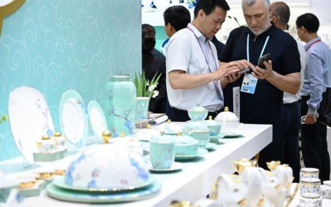 Cina: intenso arrivo di merci da esposizione in vista della Fiera di Canton
