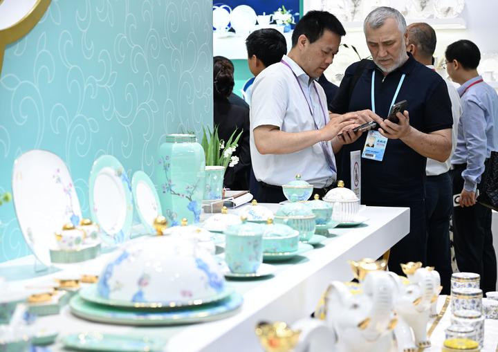 Cina: intenso arrivo di merci da esposizione in vista della Fiera di Canton