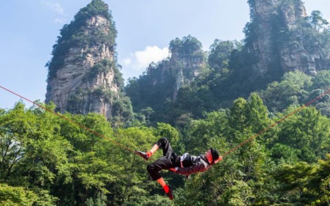 Cina: festival del teatro acrobatico a Zhangjiajie