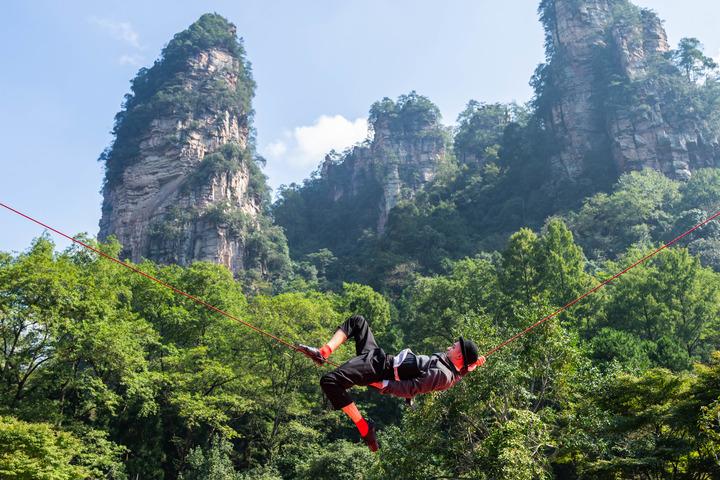 Cina: festival del teatro acrobatico a Zhangjiajie