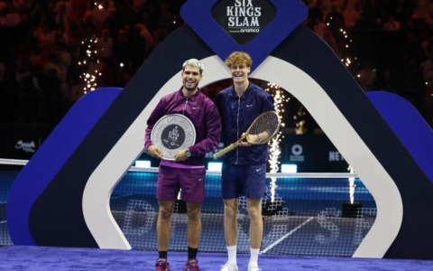 Sport: Sinner sconfigge Alcaraz e difende il suo titolo al Six Kings Slam