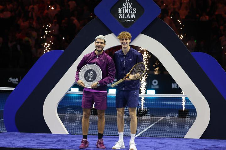 Sport: Sinner sconfigge Alcaraz e difende il suo titolo al Six Kings Slam