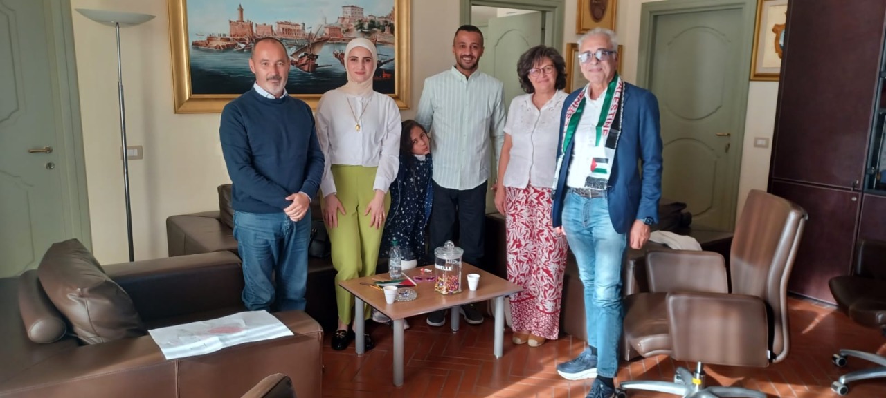 Ricevuta in Comune una famiglia proveniente da Gaza