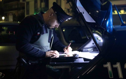 Tenta di gettare la droga in mare, arrestato dai Carabinieri un uomo di 52 anni