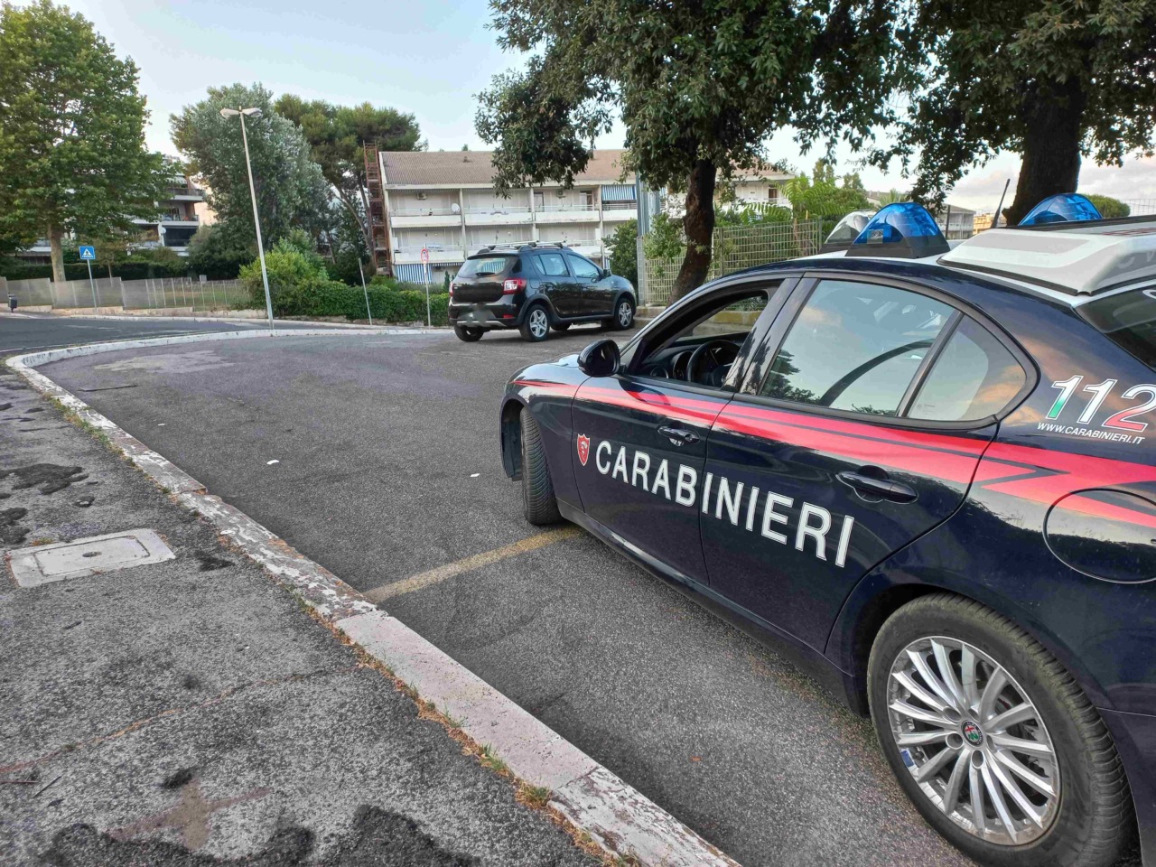 Fugge in auto con il figlio di quattro mesi dopo una lite con la compagna, arrestato a Fiumicino
