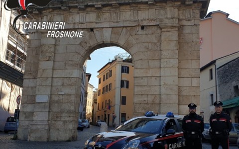 Evade dai domiciliari, arrestato