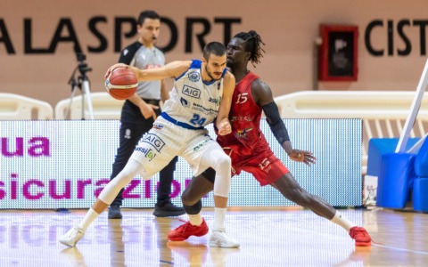 Quinta vittoria per la Benacquista Latina. Battuta Casoria 73 a 57