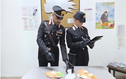 Spaccio di droga e fuga, arrestati un 40enne e un 21enne dai carabinieri