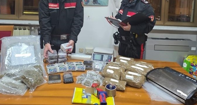 Trovato con otto chili di droga in auto e a casa, arrestato