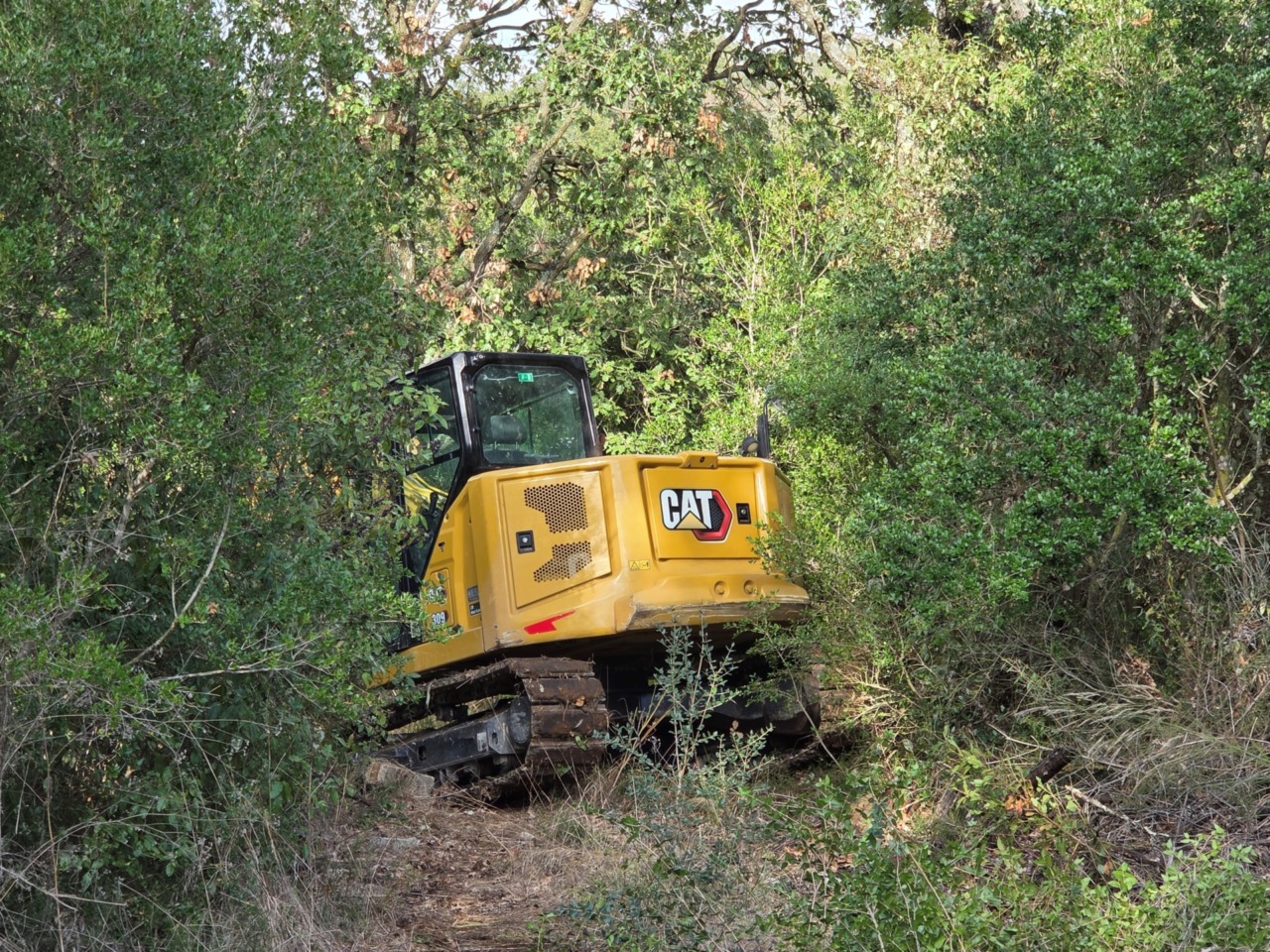 Escavatore rubato in un cantiere stradale a Velletri e ritrovato nelle campagne