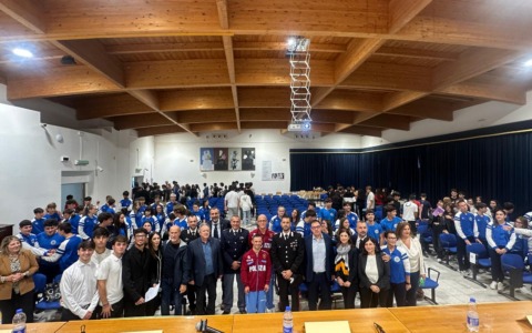 Bullismo, incontro al Liceo Scientifico Alberti con le Fiamme Oro