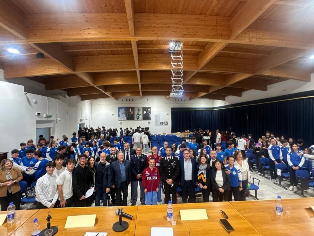 Bullismo, incontro al Liceo Scientifico Alberti con le Fiamme Oro