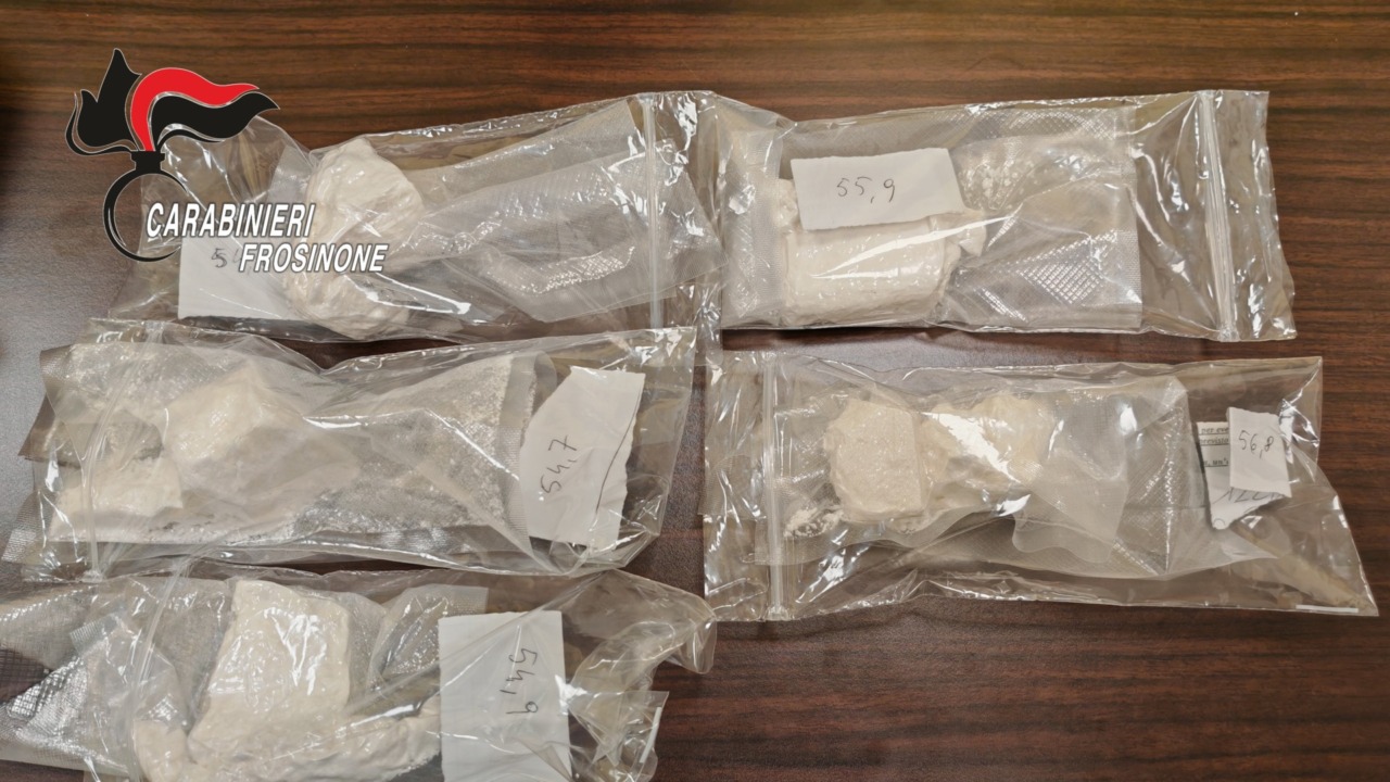 Spaccio di droga, misure cautelari per cinque persone e un arresto in flagranza