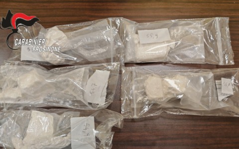 Spaccio di droga, misure cautelari per cinque persone e un arresto in flagranza