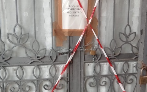 Sequestrata la camera mortuaria del cimitero dopo il ritrovamento di resti umani