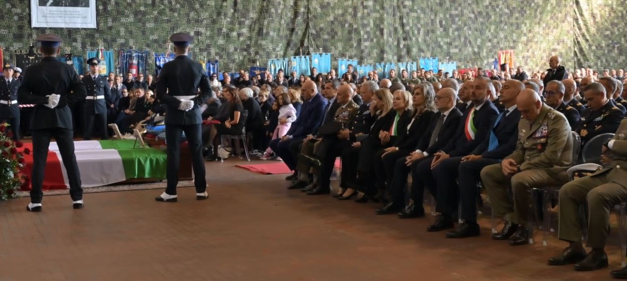 Tragedia aerea, i funerali al “Comani”. LE IMMAGINI