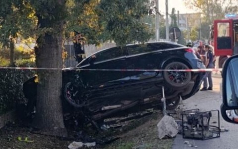 Auto si schianta contro un albero, gravi il conducente ed un bambino