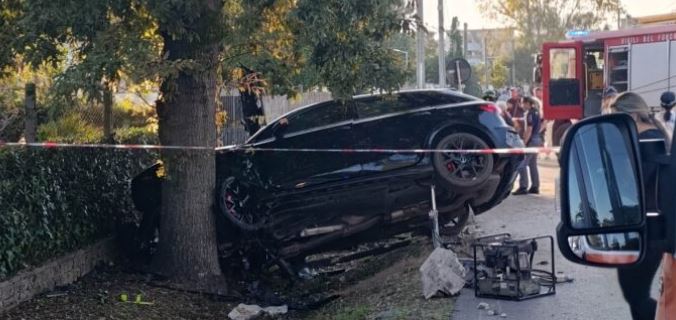 Auto si schianta contro un albero, gravi il conducente ed un bambino