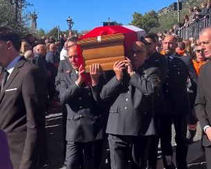 Tragedia aerea, l’ultimo saluto a Lorenzo Nucheli nella sua città