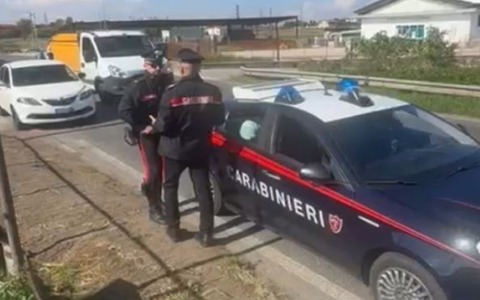 Rubane borse alle anziane durante la spesa, bloccato un peruviano, complici in fuga