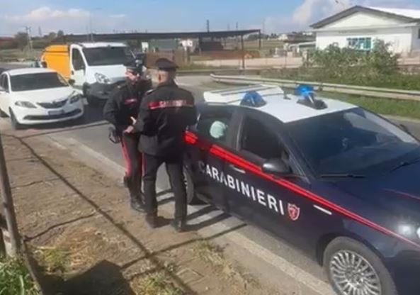 Rubane borse alle anziane durante la spesa, bloccato un peruviano, complici in fuga