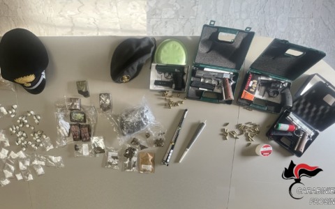 Supermarket della droga in casa, arrestato
