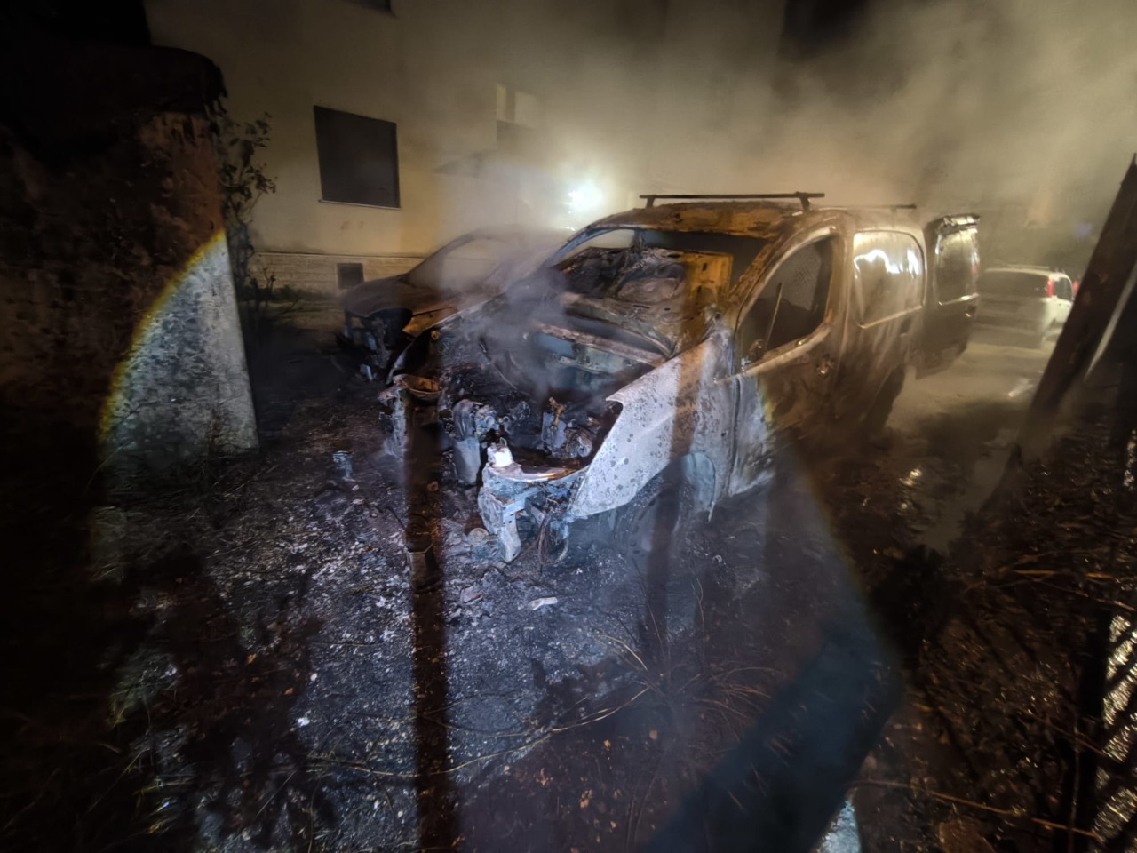 Incendio nella notte distrugge due automobili, indagano i Carabinieri
